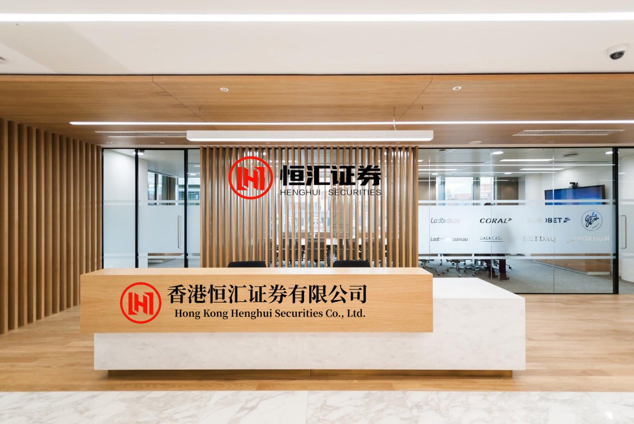 卢深策略 演员徐露：闪婚嫁大7岁导演，嫌丈夫丑不敢生孩子，今50岁成赢家
